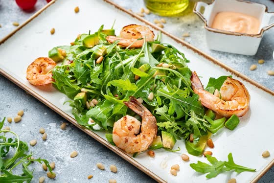 Салат из руколы с креветками